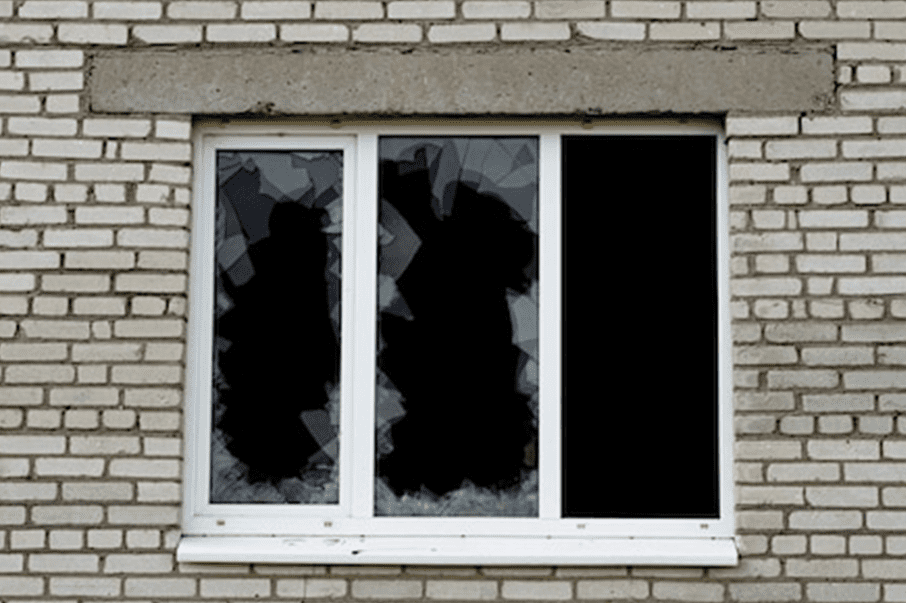 یک آسیب‌پذیری مانند یک پنجره شکسته در ساختمان