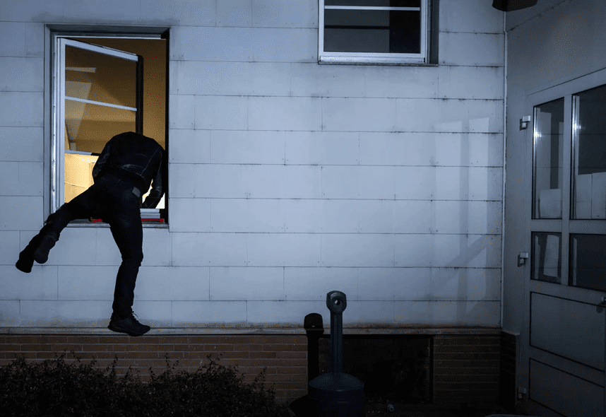 یک سارق است که قصد ورود به ساختمان و سرقت اموال